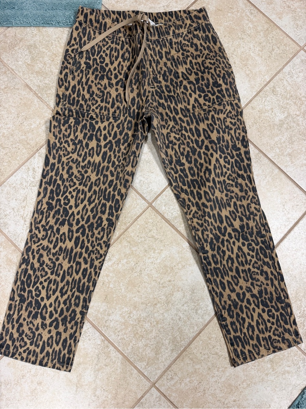 YMI Women's Leopard Print Cropped Pants - Brown/Black